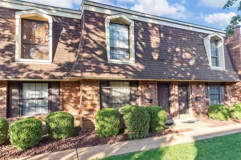 1841 Mansard Dr, Saint Louis, MO 63125