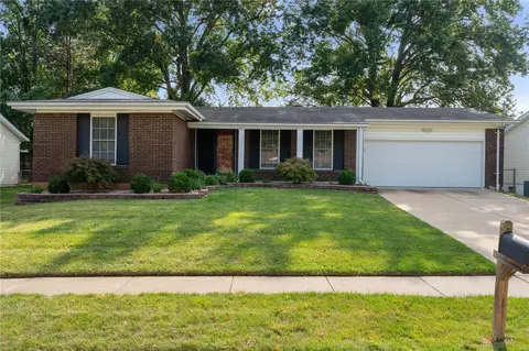 26 Deer Lodge Dr, Fenton, MO 63026