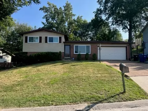 1310 Wyncrest Dr, Ballwin, MO 63011
