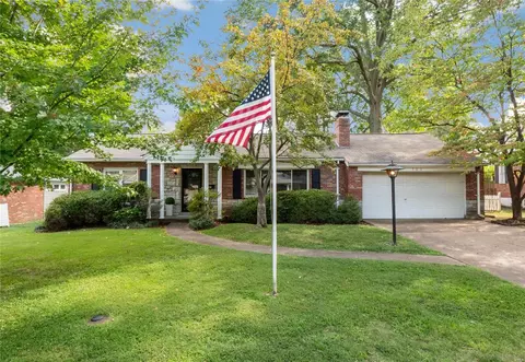 336 Larkhill Ct, Webster Groves, MO 63119