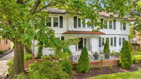 443 Sherwood Dr, Saint Louis, MO 63119