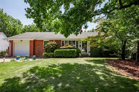 5904 Apple Valley Dr, Saint Louis, MO 63123