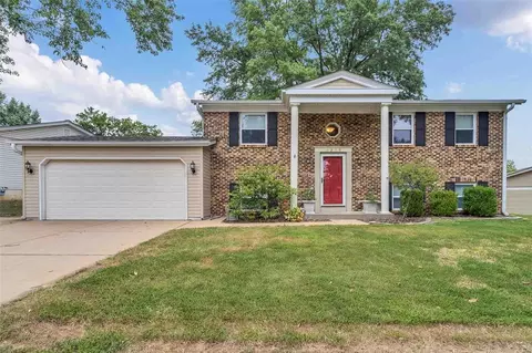 1215 Kings Trail Ln, Fenton, MO 63026
