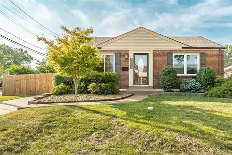 8029 Parkwood Dr, Saint Louis, MO 63123