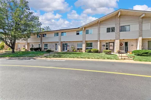 10038 Sakura Dr, Saint Louis, MO 63128