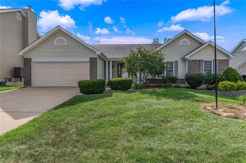 817 Autumn Bluff Ln, Wentzville, MO 63385