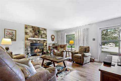 222 Victor Ct, Ballwin, MO 63021 photo 3