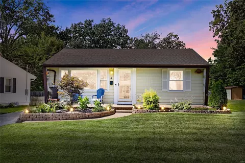 4 Banbury Ct, Saint Louis, MO 63126