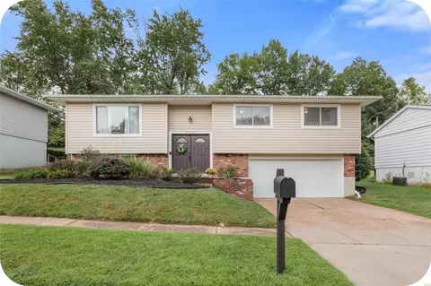 10331 Roscommon Dr, Saint Louis, MO 63123
