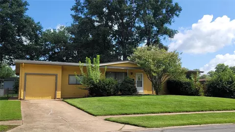 245 Humes Ln, Florissant, MO 63031