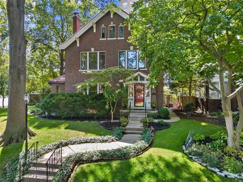 2 Arundel Pl, Saint Louis, MO 63105