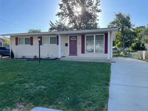 32 Woodlawn Dr, Saint Charles, MO 63301