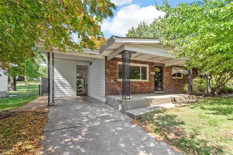 1345 Parakeet Ln, Florissant, MO 63031