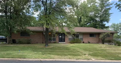 9 Birnawoods Ln, Saint Louis, MO 63132
