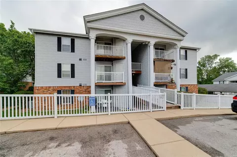 12401 Somerset Place Dr #D, Saint Louis, MO 63128