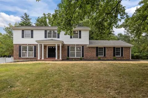 816 Angleterre Dr, Saint Louis, MO 63141
