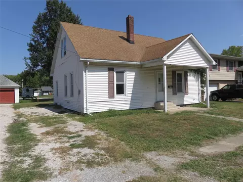 507 E Chestnut St, Gillespie, IL 62033 photo 1