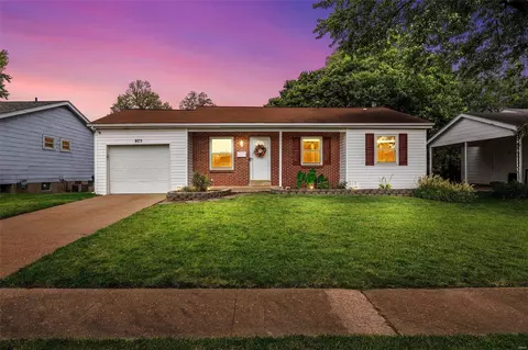 975 Thompson Dr, Florissant, MO 63031