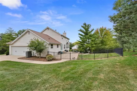 451 Lynwood Forest Dr, Manchester, MO 63021 photo 2