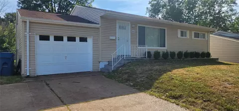 1610 Lakemoor Dr, Saint Louis, MO 63136