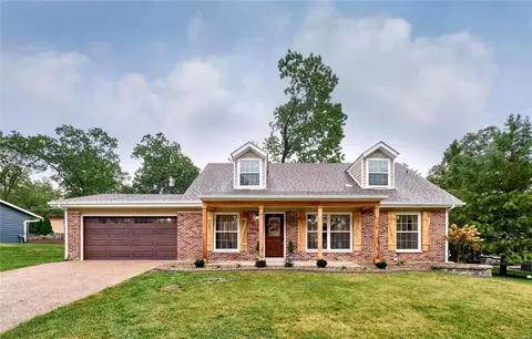 2208 Putter Ln, Saint Louis, MO 63131