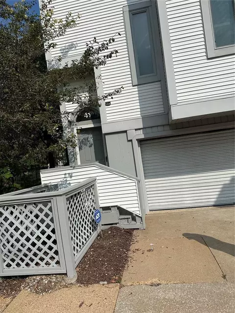 41 Columbus Square Dr S, Saint Louis, MO 63101