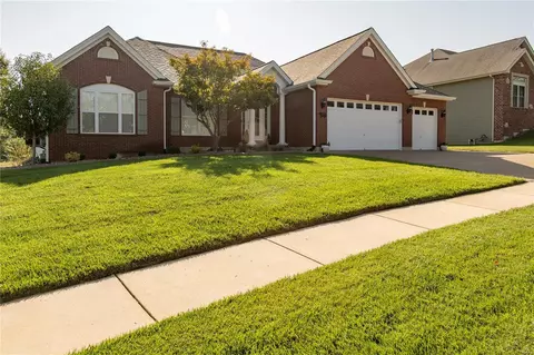 3016 Bear Ridge Dr, Wentzville, MO 63385