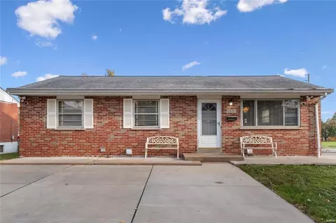 1730 Mary Hubert, Saint Louis, MO 63125