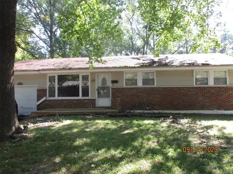 9712 Portage Dr, Saint Louis, MO 63136