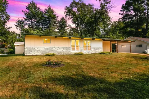 405 Whitehall Dr, Manchester, MO 63021