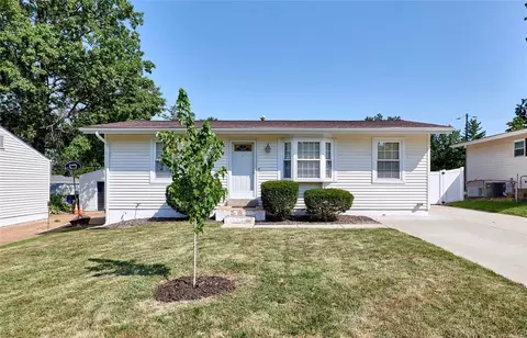 121 Arras Dr, Saint Louis, MO 63129