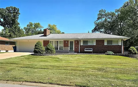 114 Smith Dr, Ballwin, MO 63011