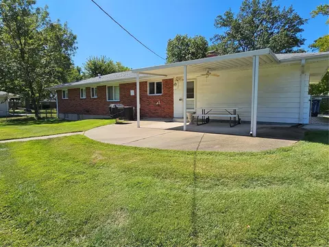 114 Smith Dr, Ballwin, MO 63011 photo 4