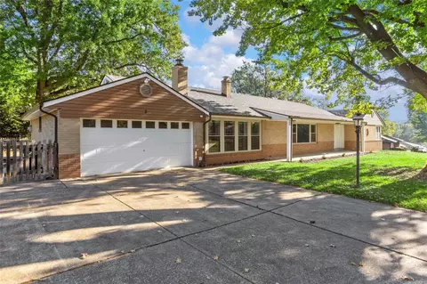 5 Cardigan Dr, Saint Louis, MO 63135