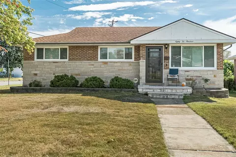 8200 Webmore Dr, Saint Louis, MO 63123