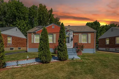 7031 Holly Hills Ave, Saint Louis, MO 63123