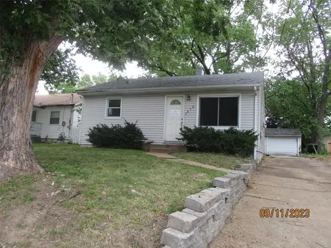 3678 Dixie Dr, Saint Ann, MO 63074