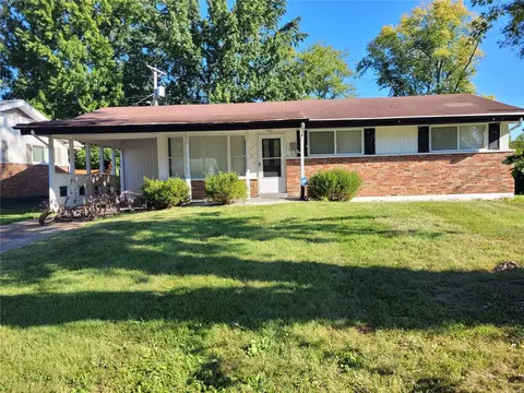 2365 Berwyn Dr, Saint Louis, MO 63136