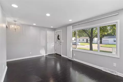 619 Haddock Dr, Saint Louis, MO 63137 photo 3