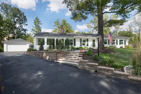 10137 Ingleside Dr, Ladue, MO 63124