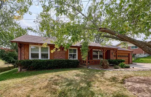 6 Gandy Dr, Saint Louis, MO 63146