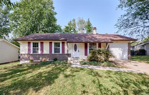 2433 Country Wood Dr, Maryland Heights, MO 63043