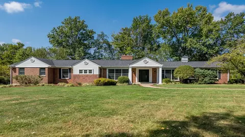 47 Ladue Estates Dr, Creve Coeur, MO 63141