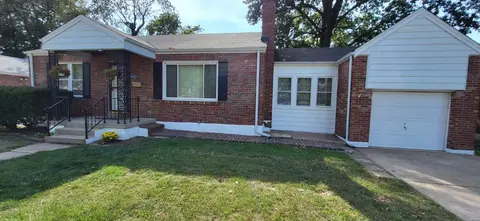 9113 Darlene Dr, Affton, MO 63123