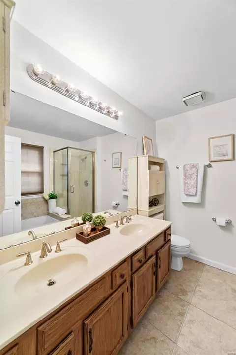 Bath - 1406 Oakhall Manor Ct, Ballwin, MO 63021 photo 2 of 6