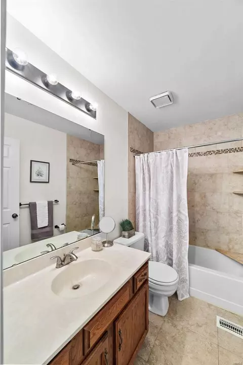 Bath - 1406 Oakhall Manor Ct, Ballwin, MO 63021 photo 4 of 6
