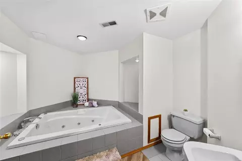 Bath - 1406 Oakhall Manor Ct, Ballwin, MO 63021 photo 5 of 6