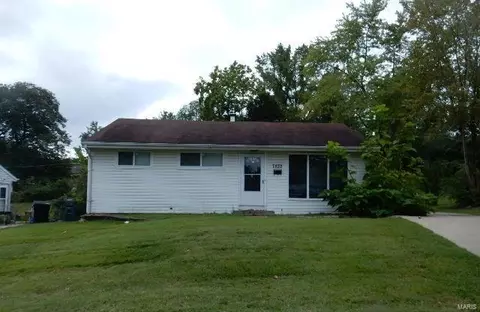 7832 Dartmoor Dr, Saint Louis, MO 63121