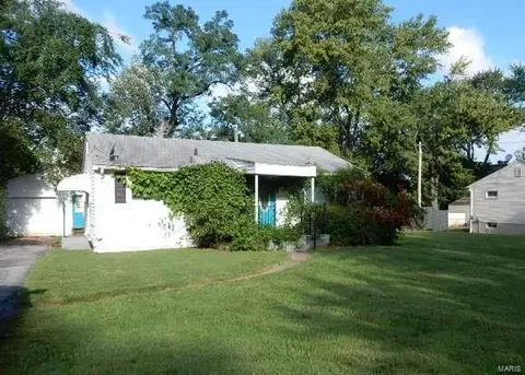 4033 Wright Ave, Saint Ann, MO 63074