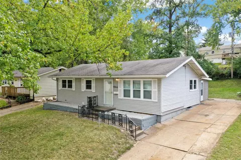1044 Renshaw Dr, Saint Louis, MO 63135